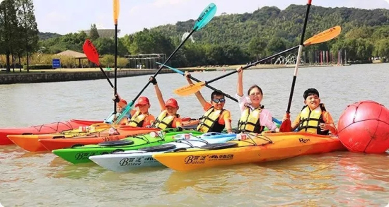 Moon Lake Sculpture Park offers kayaking training courses