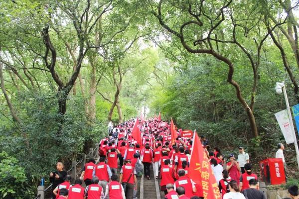 Seniors climb Sheshan to celebrate Chongyang Festival