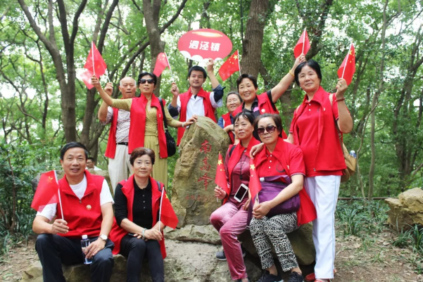 Seniors climb Sheshan to celebrate Chongyang Festival