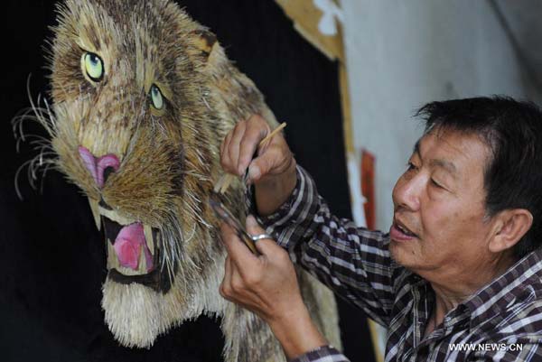 Folk artist paints with straw in N China