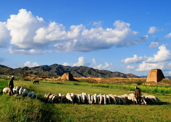 Photography document of pastoral life by the Great Wall in the four seasons