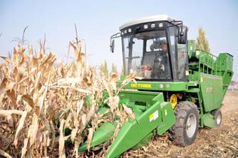 New machinery brings in the harvest in Shanxi