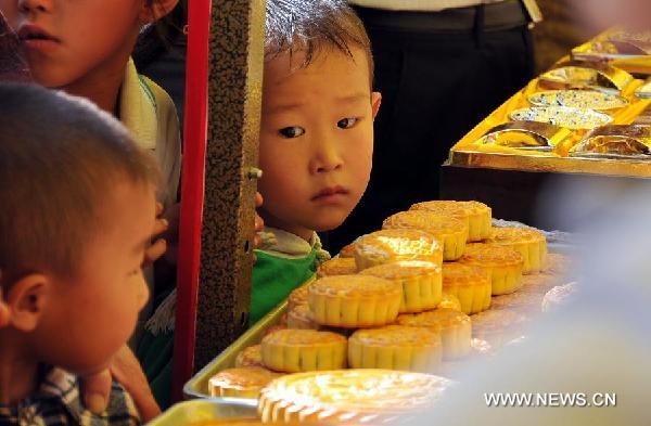 Moon cake feast held in Nothern China