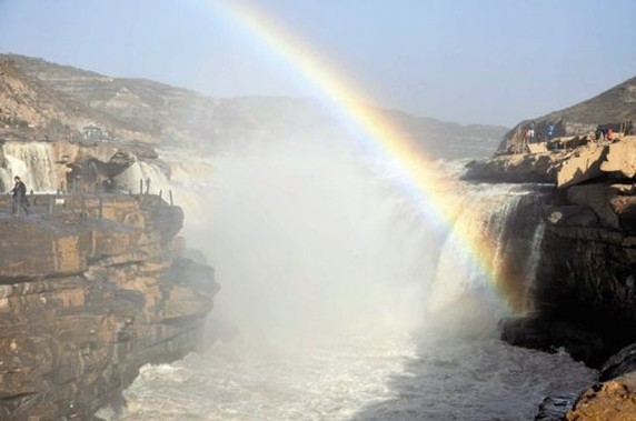 Amazing 'Rainbow Bridge' over Shanxi province waterfall