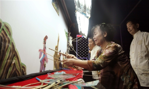 Shadow puppetry highlights cultural activities in summer