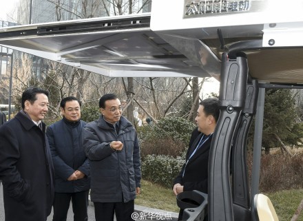 Premier Li Keqiang takes solar car ride during inspection in Shanxi