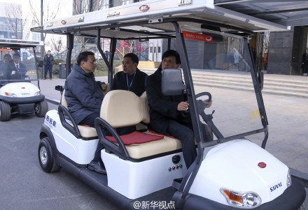 Premier Li Keqiang takes solar car ride during inspection in Shanxi