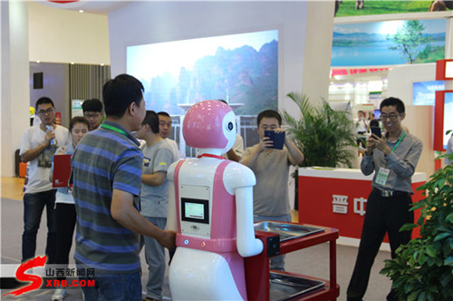 Robot serves meals at Shanxi expo