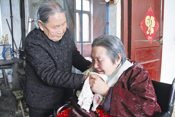 Model citizen: 94-year-old takes care of daughter-in-law