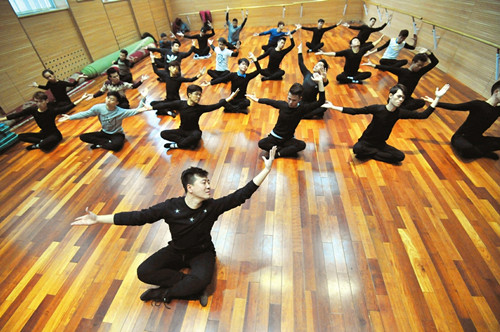 Laotian dancers study in Shanxi
