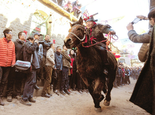 Traditional horse racing begins in Shanxi village