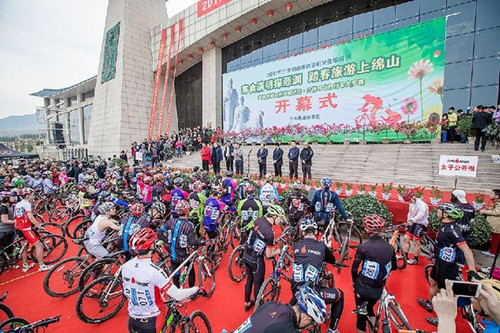 Cyclists challenge Mianshan Mountain