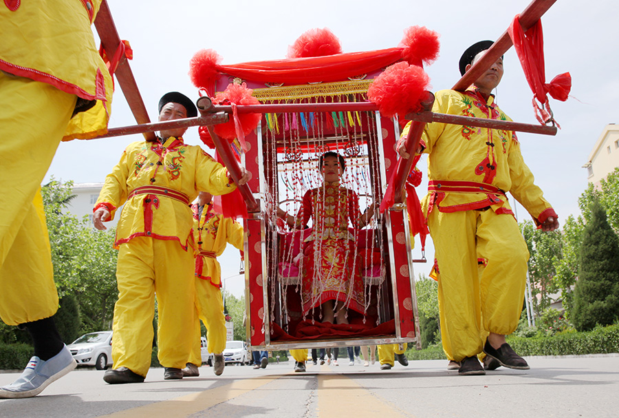 International Couple Wed In Traditional Chinese Ceremony 6