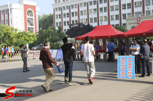 Volunteers help Shanxi students sit gaokao