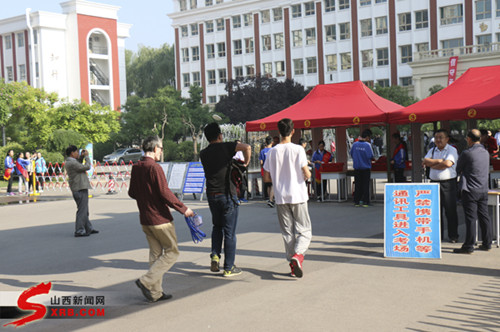 Volunteers help Shanxi students sit gaokao