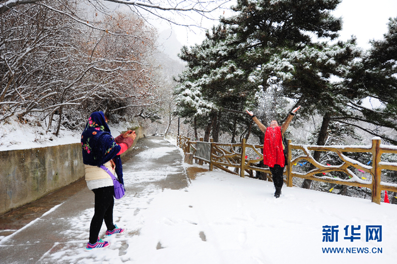 Wulao Mountain sees first snowfall