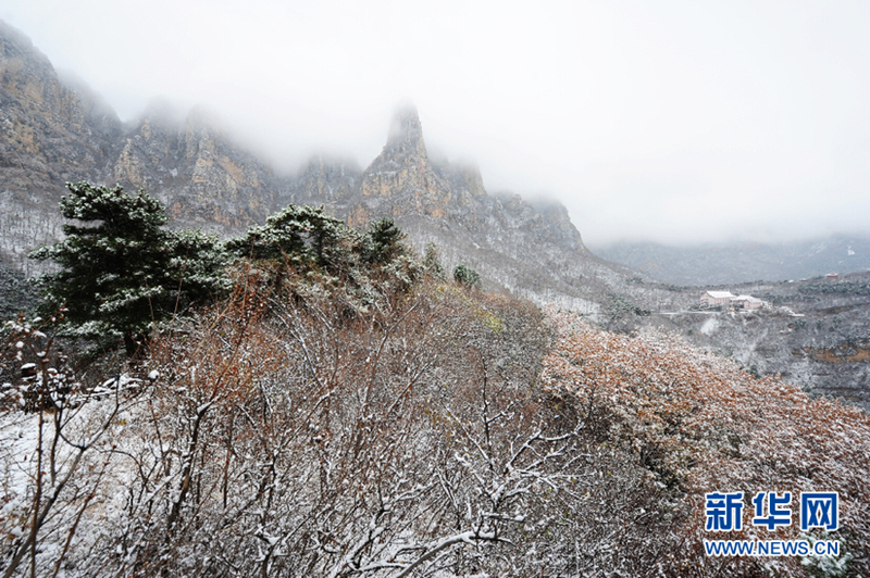 Wulao Mountain sees first snowfall