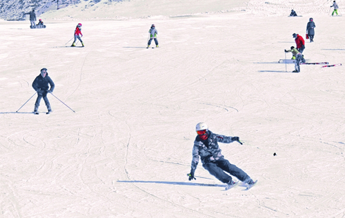 Skiing fans enjoy winter in Shanxi
