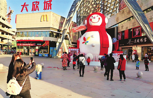 Giant snowman on show in Xinzhou