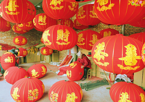 Lantern village busy for New Year's Day