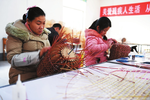 Disabled workers earn through craftwork in Shanxi