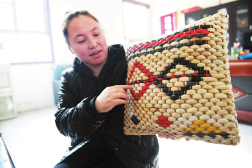 Disabled workers earn through craftwork in Shanxi