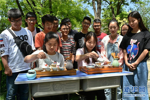Shanxi students promote traditional culture to mark Youth Day