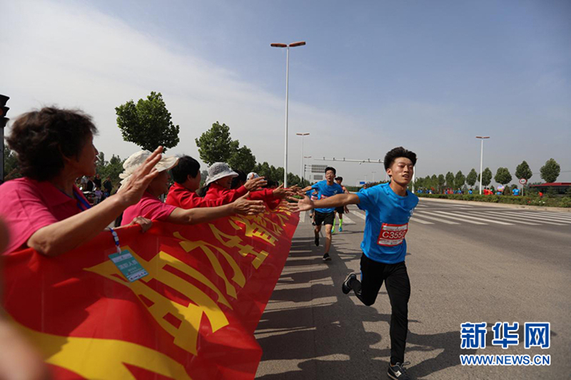 Linfen marathon attracts 10,000 runners