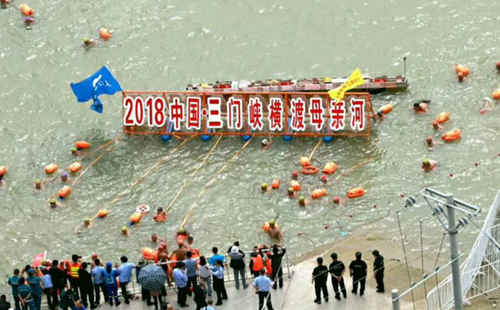 Swimmers brave Yellow River