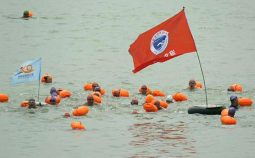 Swimmers brave Yellow River