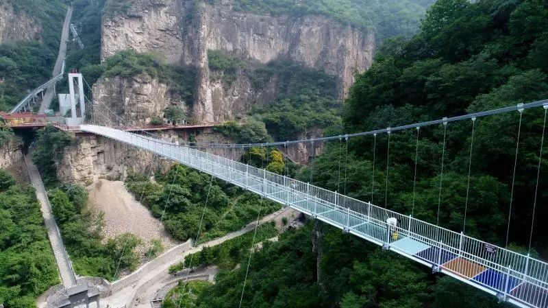 5D glass suspension bridge opens in Shanxi