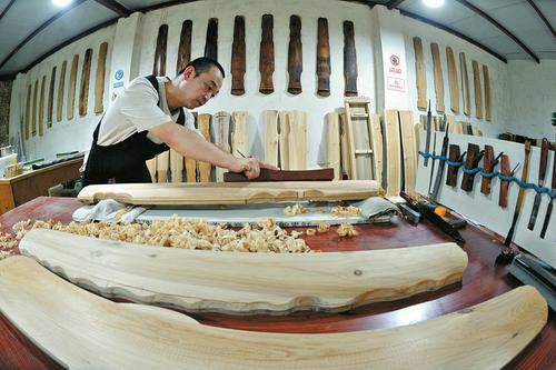 Man spends 3 yrs crafting traditional Chinese instrument