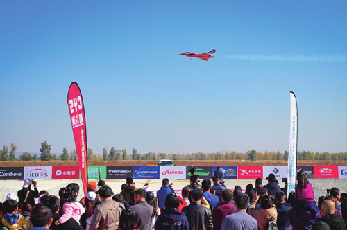 Datong holds model airplane festival