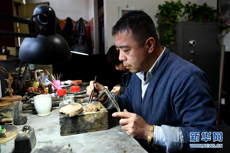 Pingyao craftsman committed to silver, gold handicraft