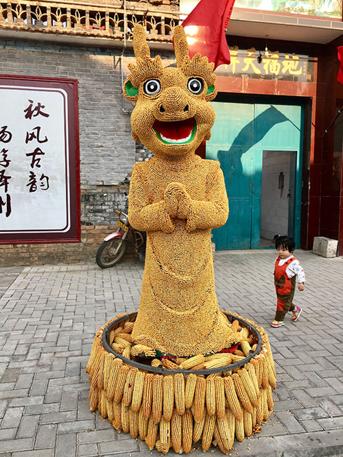 Chinese zodiac animals celebrate autumn