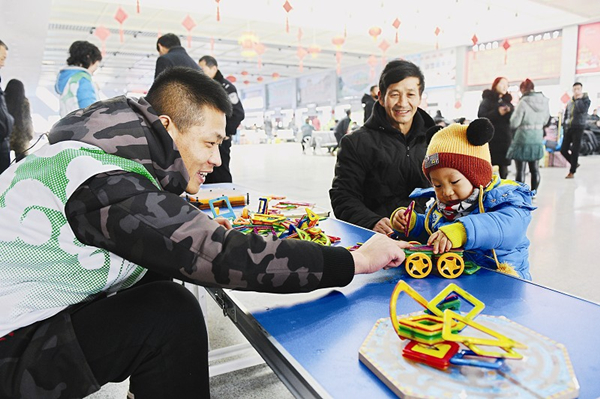 Jincheng volunteers assist festival travelers
