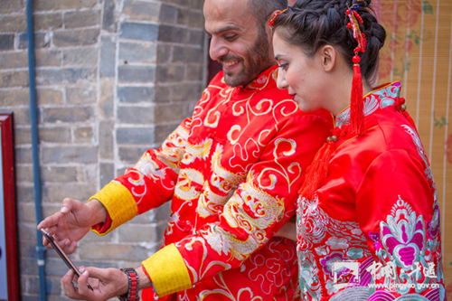 Couples opt for traditional wedding in Pingyao