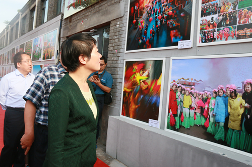 Photography exhibition depicts festival traditions