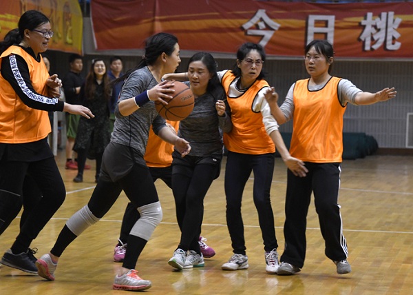 Shanxi University holds faculty basketball competition