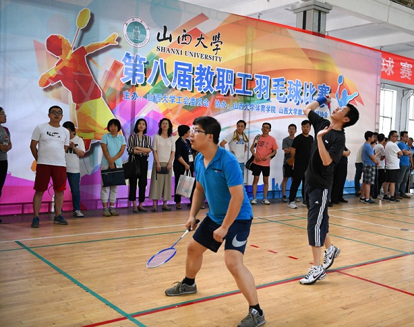 Shanxi University holds faculty badminton competition