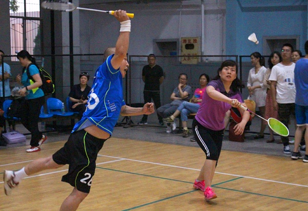 Shanxi University holds faculty badminton competition