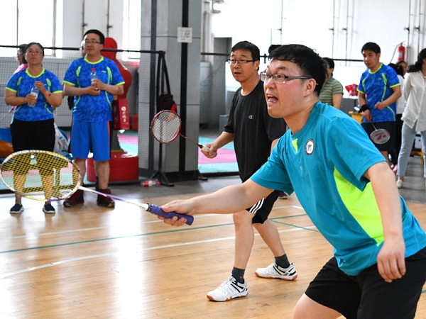 Shanxi University holds faculty badminton competition