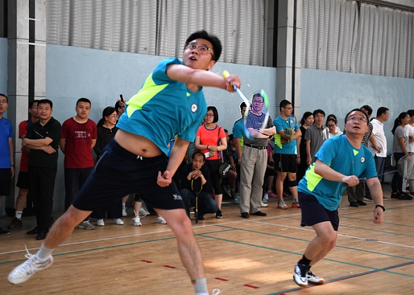 Shanxi University holds faculty badminton competition