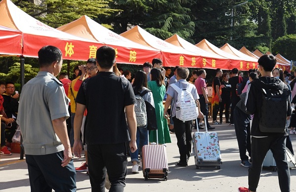 Freshmen arrive at Shanxi University