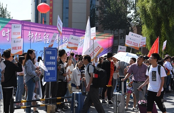 Freshmen arrive at Shanxi University