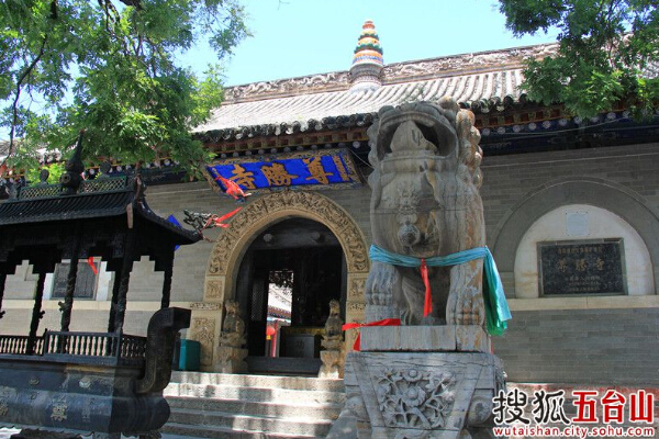 Zunsheng Temple, characterized by axial symmetry