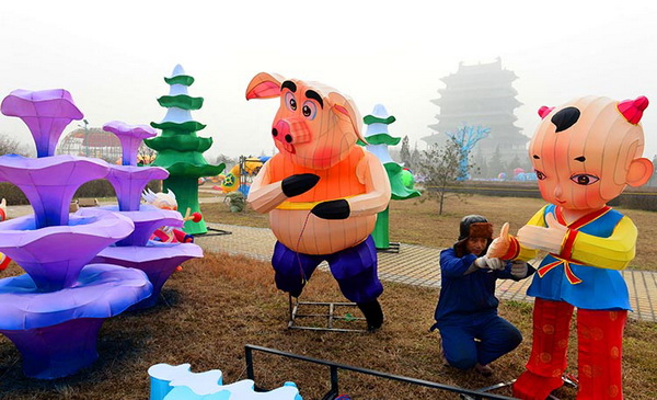 Festive lanterns decorate scenic spot in Shanxi