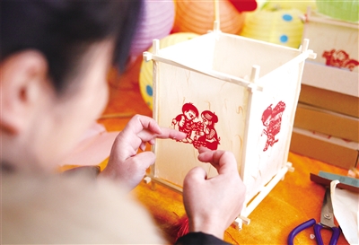 Handcrafted lanterns sell well at Mountain Taishan in Tai'an city