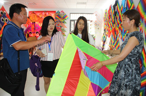 Foreign media tour China's 'City of Kites'<BR>