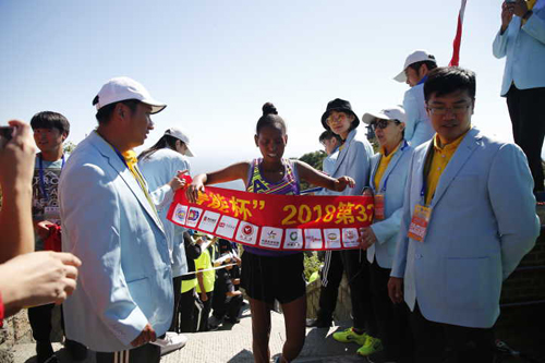 Snapshots from 2018 Mount Tai climbing competition